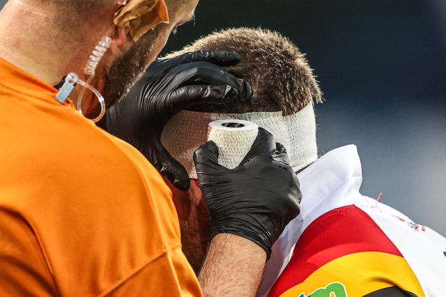 Physio applies a bandage to the head of Ebon Scurr of Bradford Bulls during the Betfred Super League round 18 match Huddersfield Giants vs Bradford Bulls at Accu Stadium, Huddersfield, United Kingdom on 10 July 2026

(Photo by Alfie Cosgrove/News Images)