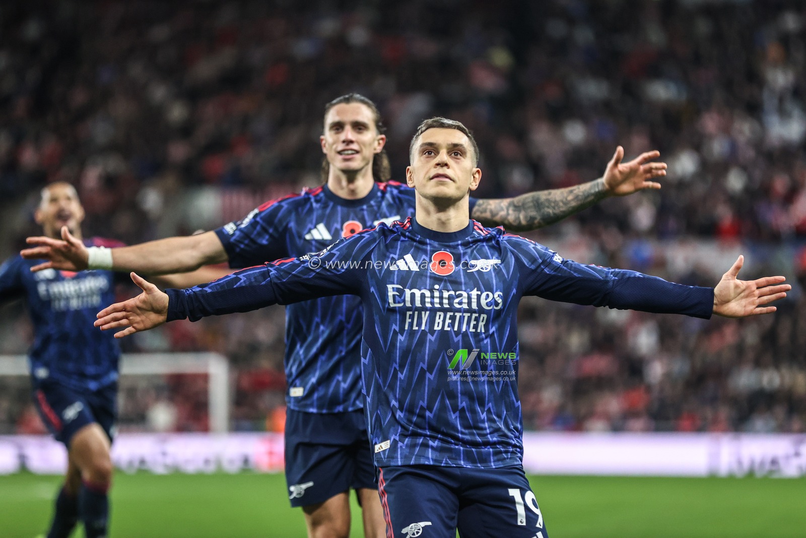 Leandro Trossard of Arsenal celebrates his goal to make it 1-2 during the Premier League match Sunderland vs Arsenal at Stadium Of Light, Sunderland, United Kingdom, 8th November 2025

(Photo by Alfie Cosgrove/News Images)

*** GER AUT SUI OUT ***