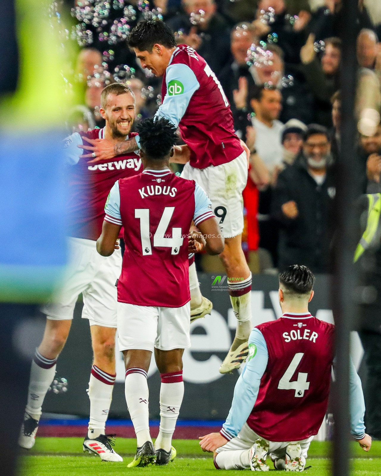 Tomas Soucek of West Ham United celebrates his goal with teammates to make it 2-0 during the Premier League match West Ham United vs Fulham at London Stadium, London, United Kingdom, 14th January 2025

(Photo by Izzy Poles/News Images)
