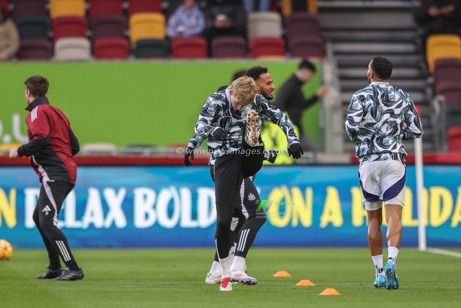 Anthony Gordon of Newcastle United in the pregame warmup session during the Premier League match Brentford vs Newcastle United at The Gtech Community Stadium, London, United Kingdom, 7th December 2024

(Photo by Alfie Cosgrove/News Images)