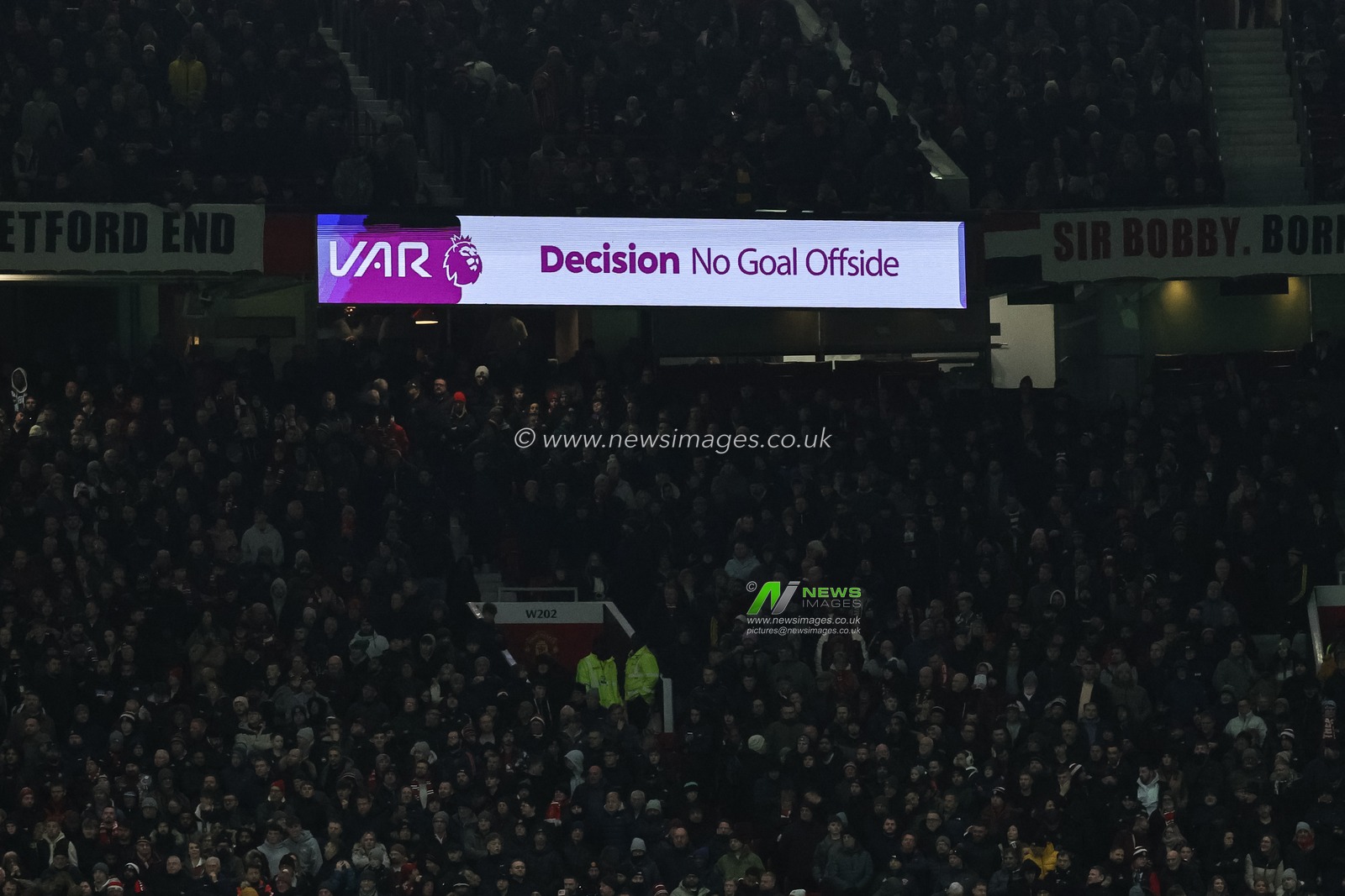 VAR rules Patrick Dorgu of Manchester United’s goal offside during the Premier League match Manchester United vs Wolverhampton Wanderers at Old Trafford, Manchester, United Kingdom, 30th December 2025

(Photo by Mark Cosgrove/News Images)

*** GER AUT SUI OUT ***