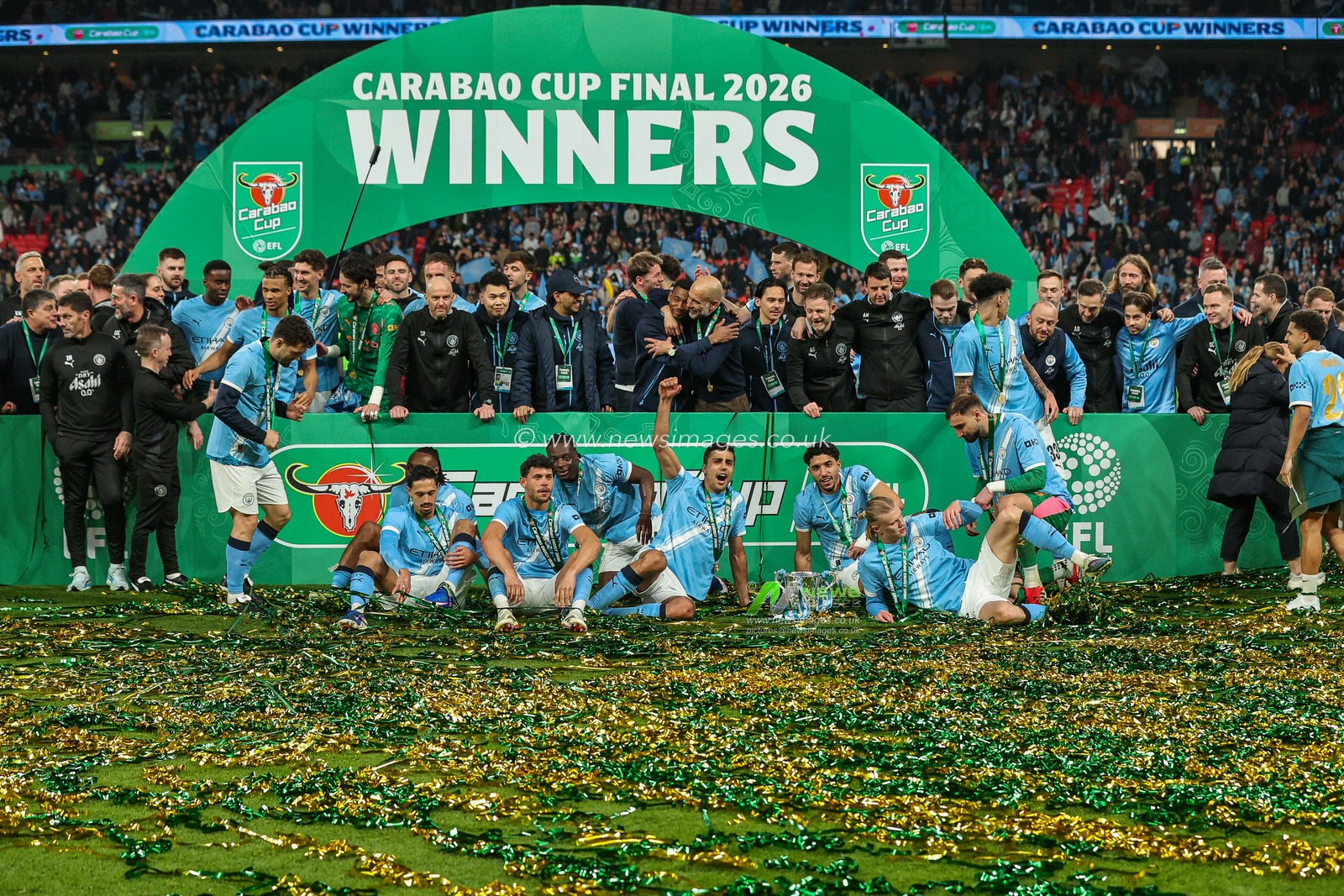 Manchester City players lift the trophy after the final whistle during the Carabao Cup Final match Arsenal vs Manchester City at Emirates, London, United Kingdom on 22 March 2026

(Photo by Alfie Cosgrove/News Images)