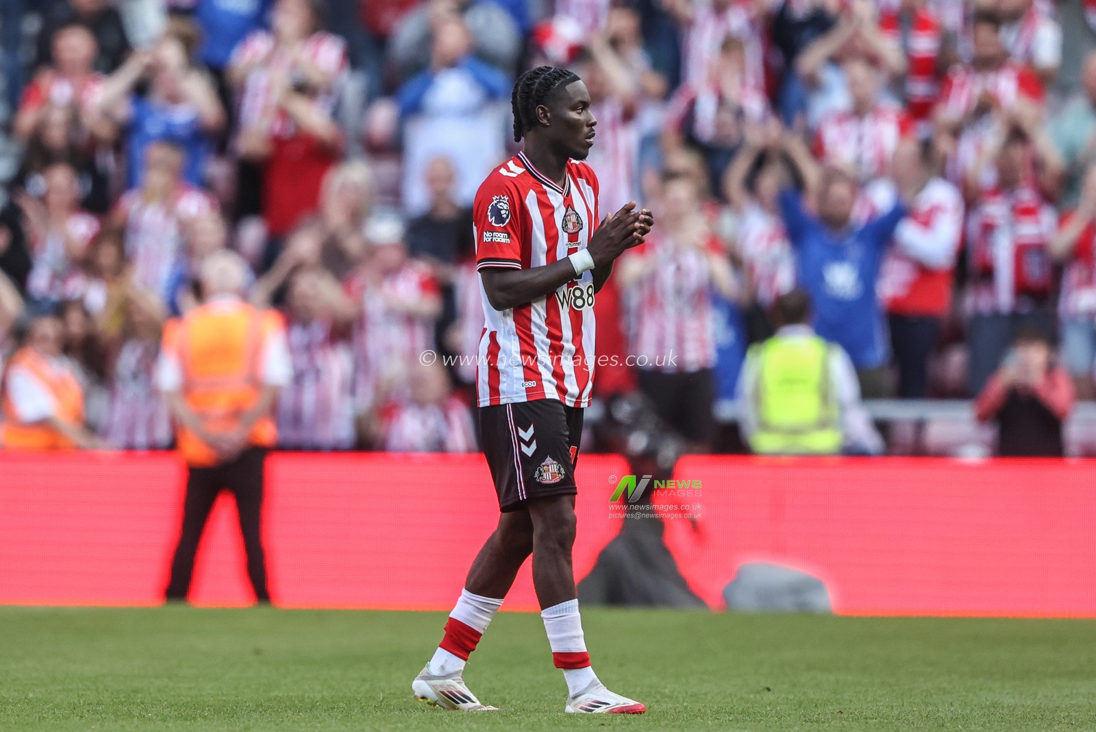 Eliezer Mayenda of Sunderland applauds the fans after the game during the Premier League match Sunderland vs West Ham United at Stadium Of Light, Sunderland, United Kingdom, 16th August 2025

(Photo by Alfie Cosgrove/News Images)