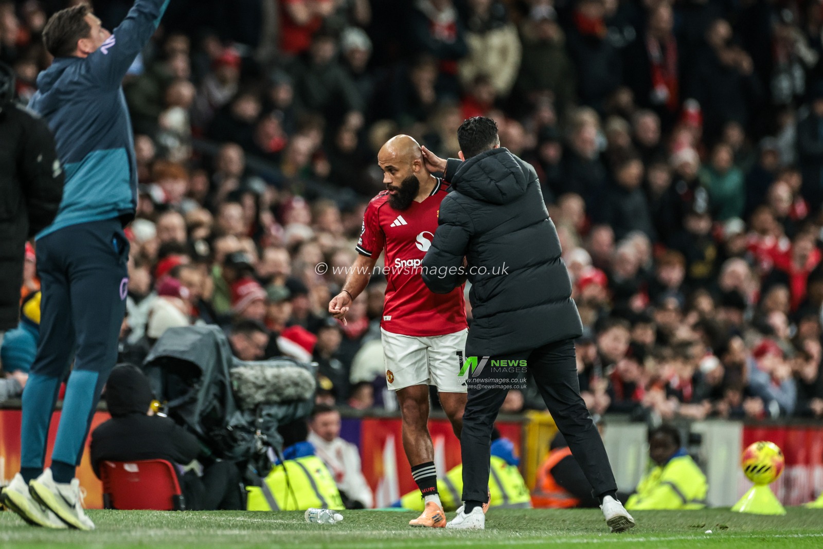 Ruben Amorim manager of Manchester United shakes hands with Bryan Mbeumo of Manchester Untied as he is substituted off during the Premier League match Manchester United vs Bournemouth at Old Trafford, Manchester, United Kingdom, 15th December 2025

(Photo by Mark Cosgrove/News Images)

*** GER AUT SUI OUT ***