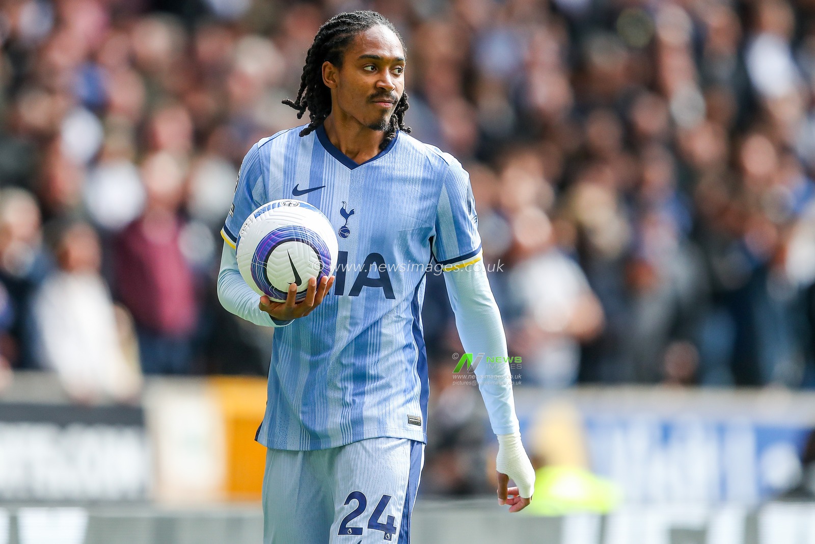 Djed Spence of Tottenham Hotspur in action during the Premier League match Wolverhampton Wanderers vs Tottenham Hotspur at Molineux, Wolverhampton, United Kingdom, 13th April 2025

(Photo by Gareth Evans/News Images)