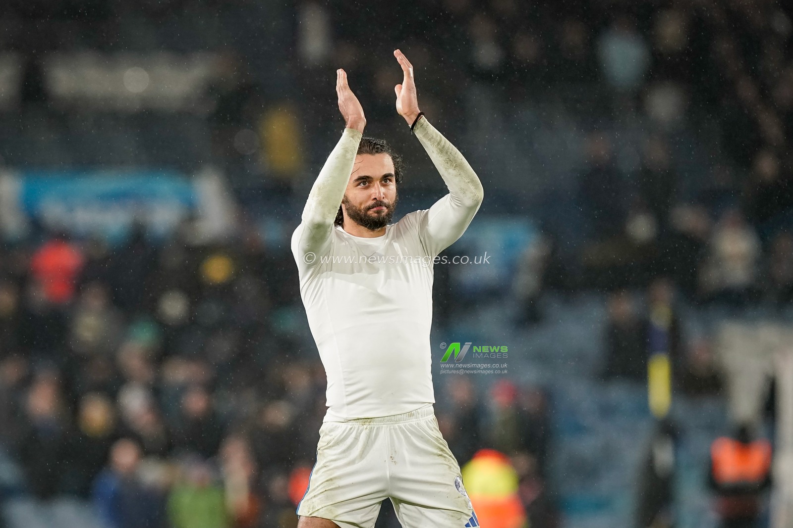 Dominic Calvert-Lewin of Leeds United celebrates hi team victory and applauds the fans during the Premier League match Leeds United vs Nottingham Forest at Elland Road, Leeds, United Kingdom on 06 February 2026

(Photo by Maynard Manyowa/News Images)