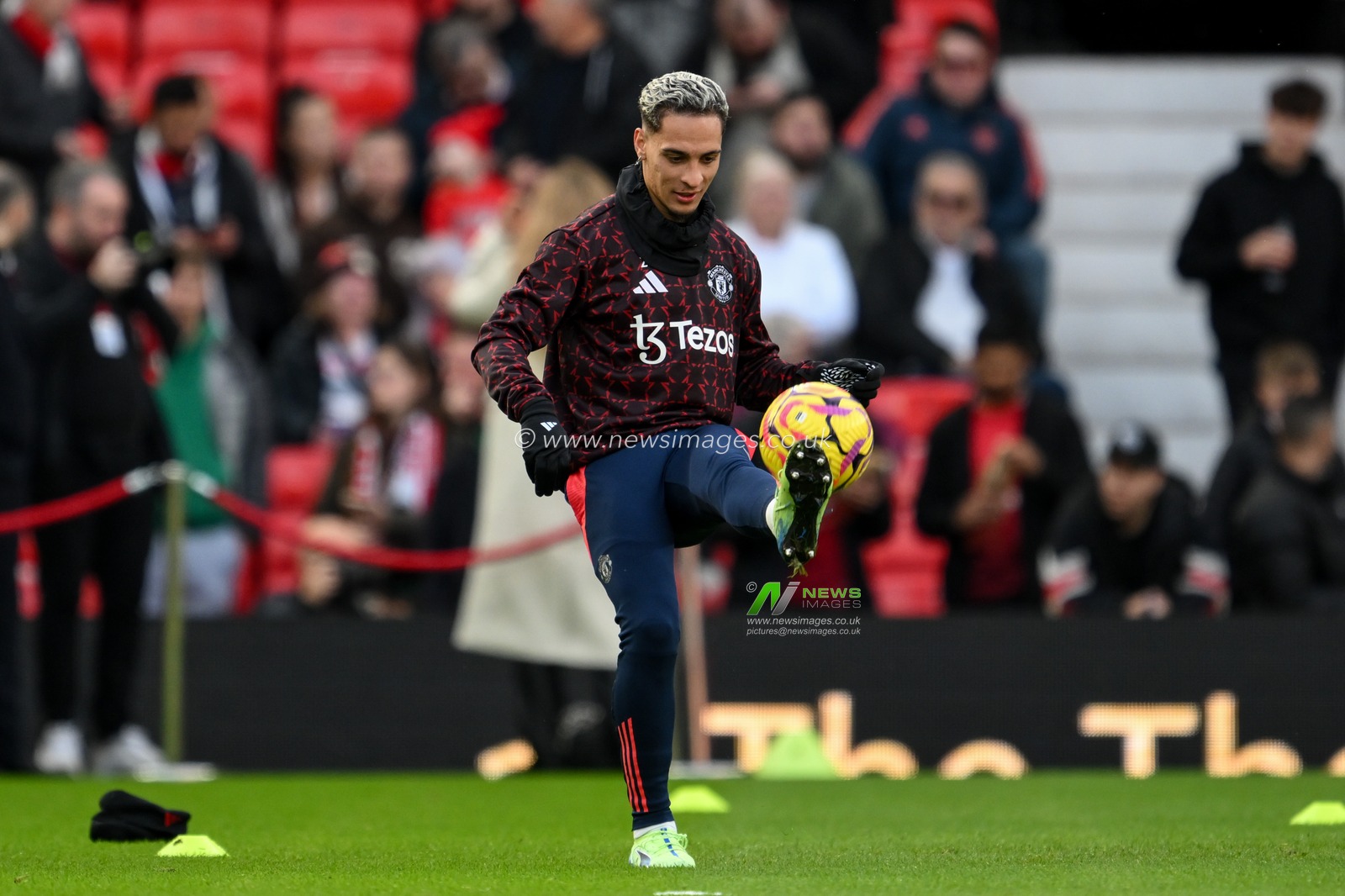 Antony of Manchester United in the pregame warmup session during the Premier League match Manchester United vs Everton at Old Trafford, Manchester, United Kingdom, 1st December 2024

(Photo by Craig Thomas/News Images)