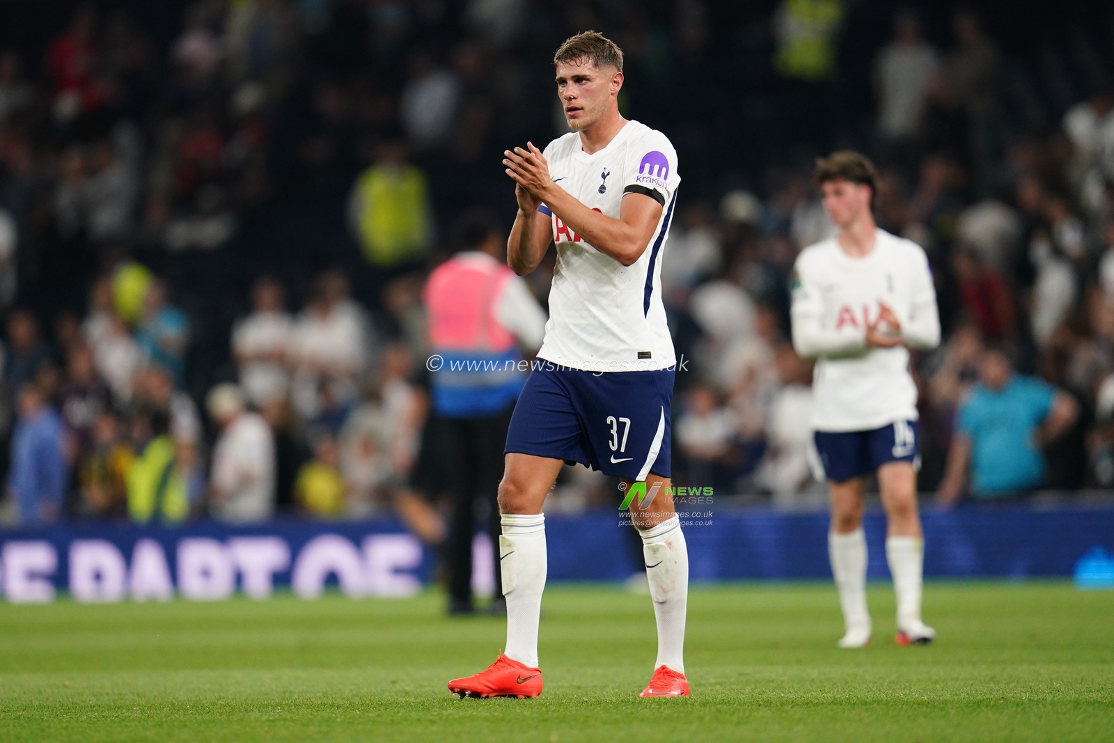 Micky van de Ven of Tottenham Hotspur applauds home support at full time during the Carabao Cup round 2 match Tottenham Hotspur vs Charlton Athletic at Tottenham Hotspur Stadium, London, United Kingdom on 26 August 2026

(Photo by Harvey Murphy/News Images)