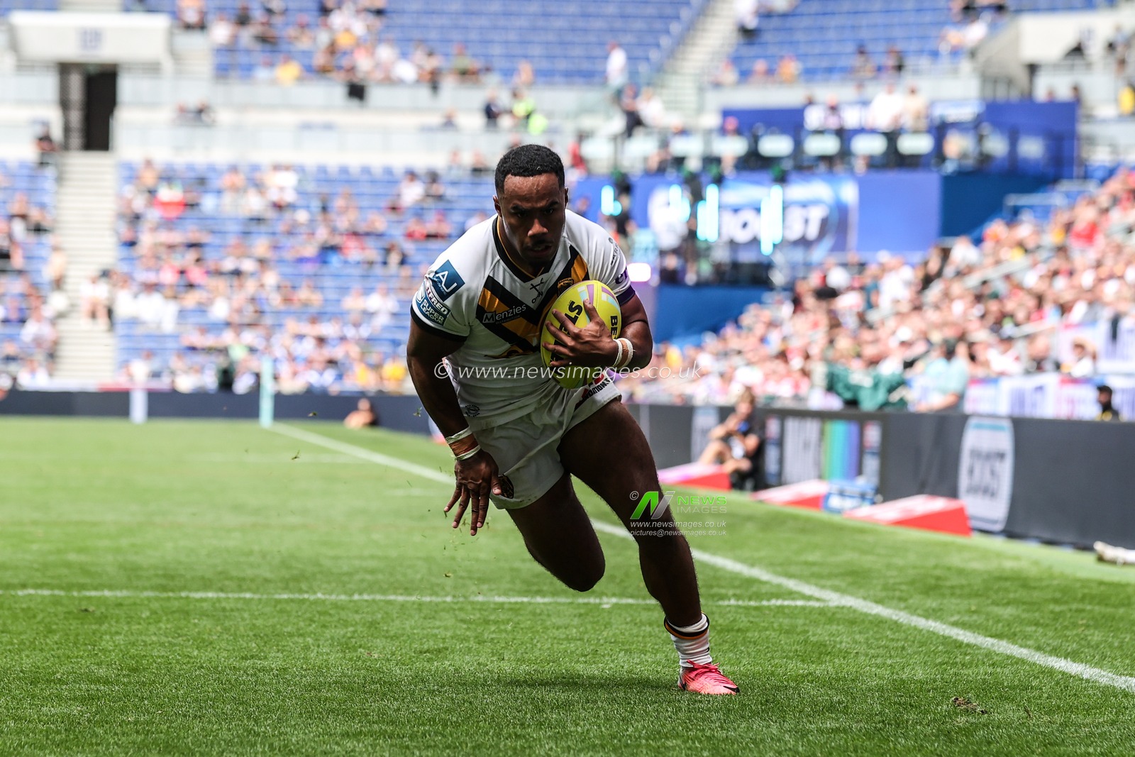 Jason Qareqare of Castleford Tigers goes over for a try during the Betfred Super League Magic Weekend match Wakefield Trinity vs Castleford Tigers at Hill Dickinson Stadium, Liverpool, United Kingdom on 05 July 2026

(Photo by Alfie Cosgrove/News Images)