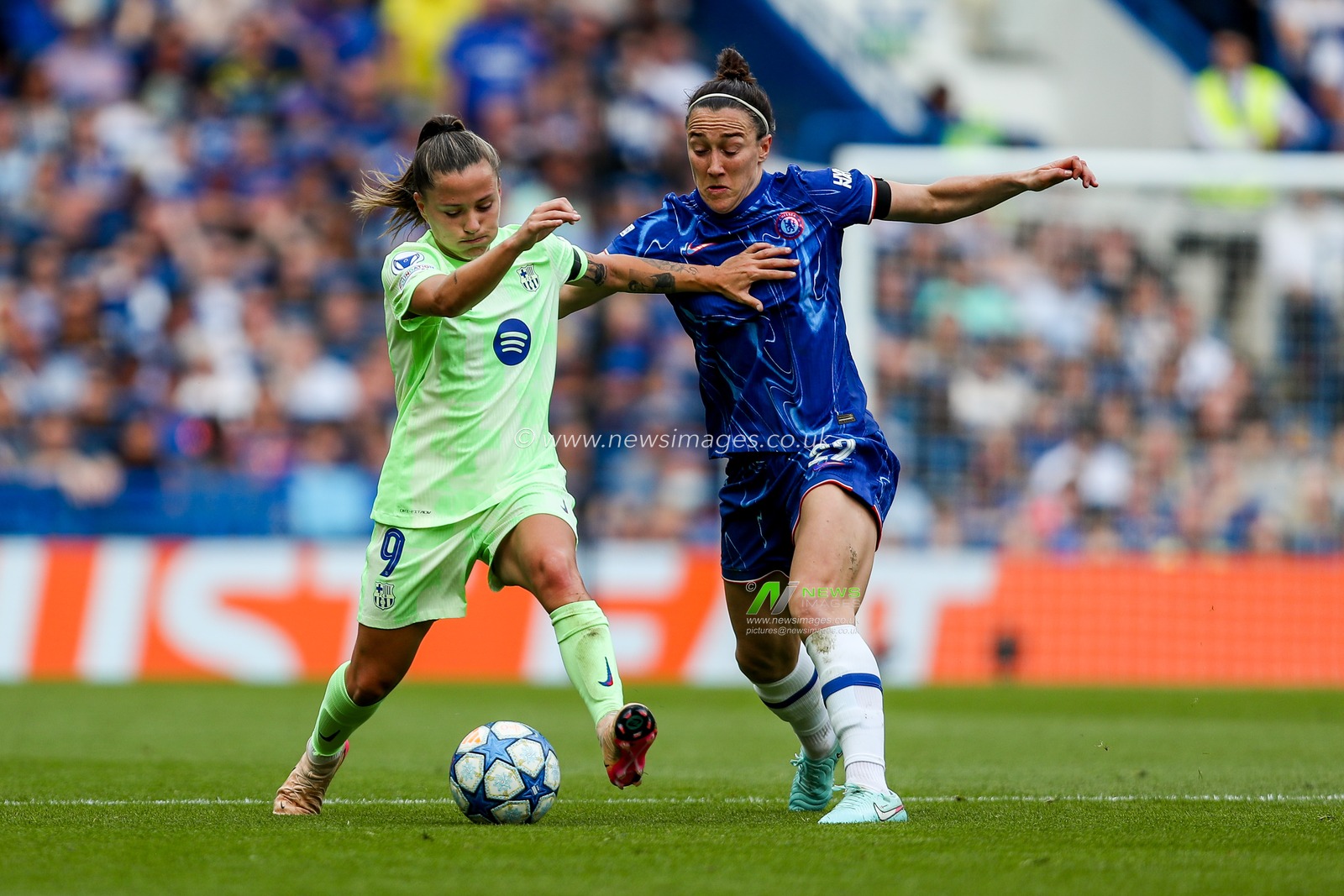 Claudia Pina of Barcelona Femeni battles for the ball with Lucy Bronze of Chelsea Women during the UEFA Women's Champions League Semi-Final match Chelsea vs Barcelona at Stamford Bridge, London, United Kingdom, 27th April 2025

(Photo by Izzy Poles/News Images)