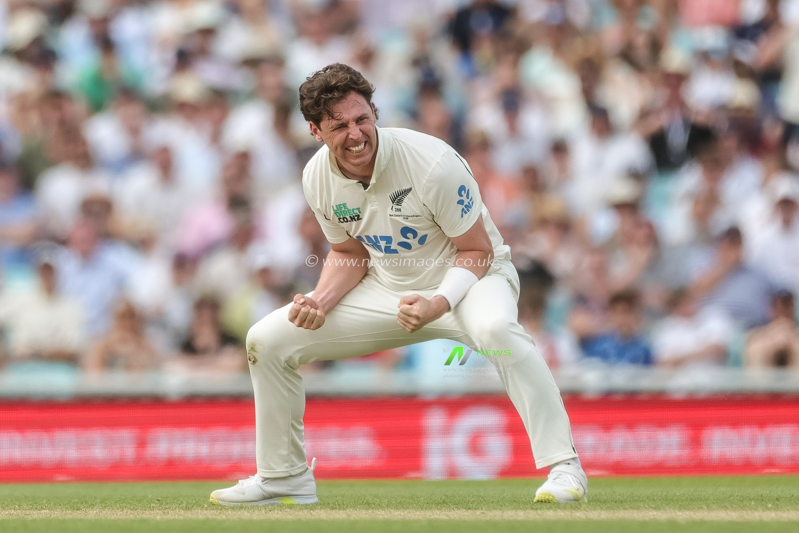 Matt Henry of New Zealand’s call for Roots LBW is quickly dismissed by DRS as the ball hit his bat first during the 2nd Rothesay Test Match Day 4 match England vs New Zealand at The Kia Oval, London, United Kingdom on 20 June 2026

(Photo by Mark Cosgrove/News Images)