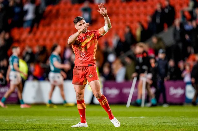 Tommy Makinson of Catalans Dragons applauds the fans at full time during the Betfred Challenge Cup Quarter Final match St Helens vs Catalans Dragons at The BrewDog Stadium, St Helens, United Kingdom on 10 April 2026

(Photo by Maynard Manyowa/News Images)