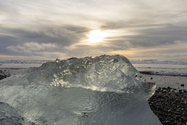 Small Iceberg's washed up on Diamond Beach that float down the river from JÃ¶kulsÃ¡rlÃ³n Glacial Lake , JÃ¶kulsÃ¡rlÃ³n, Iceland, 25th March 2025

(Photo by Alfie Cosgrove/News Images)