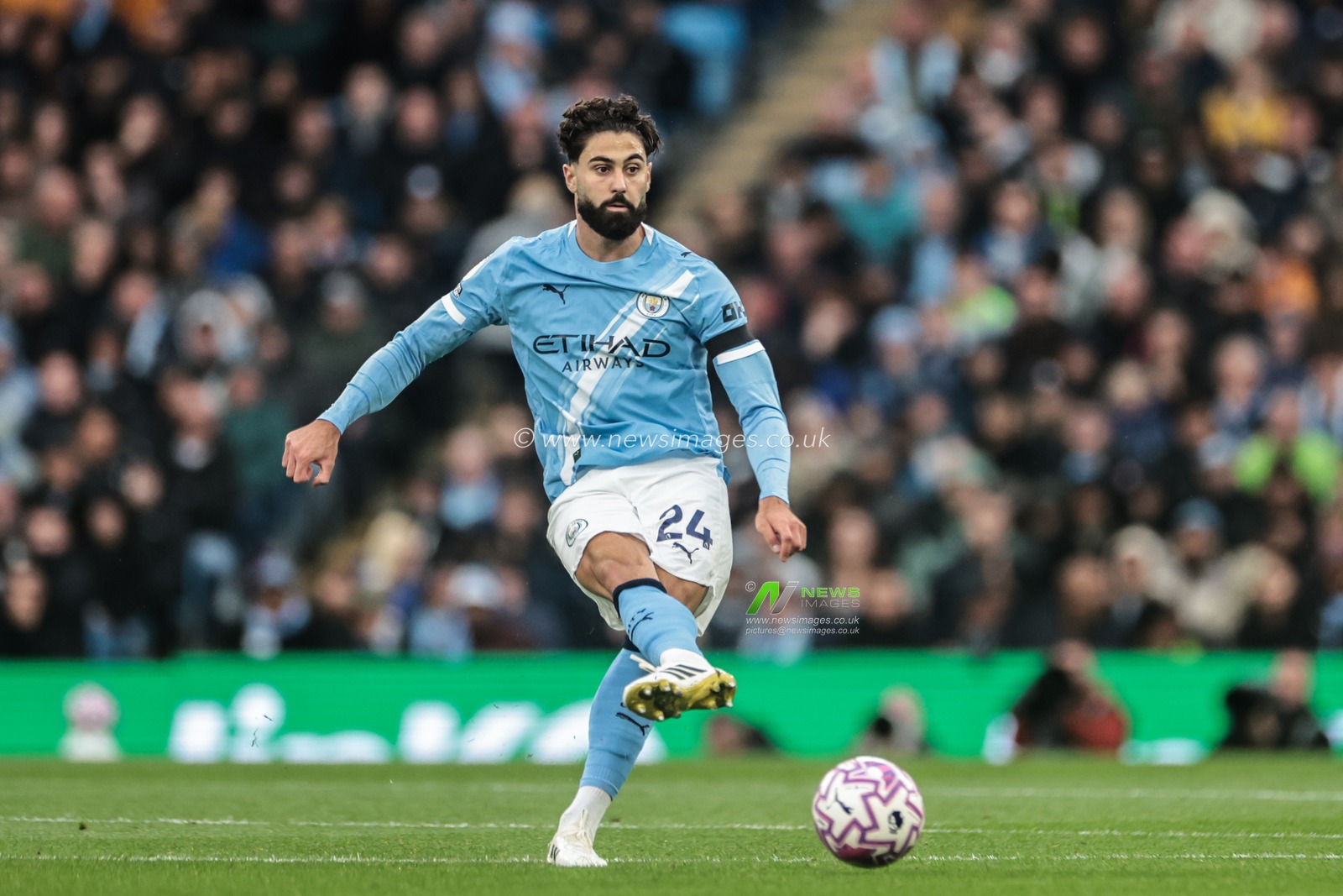 Josko Gvardiol of Manchester City passes the ball during the Premier League match Manchester City vs Manchester United at Etihad Stadium, Manchester, United Kingdom, 14th September 2025

(Photo by Mark Cosgrove/News Images)