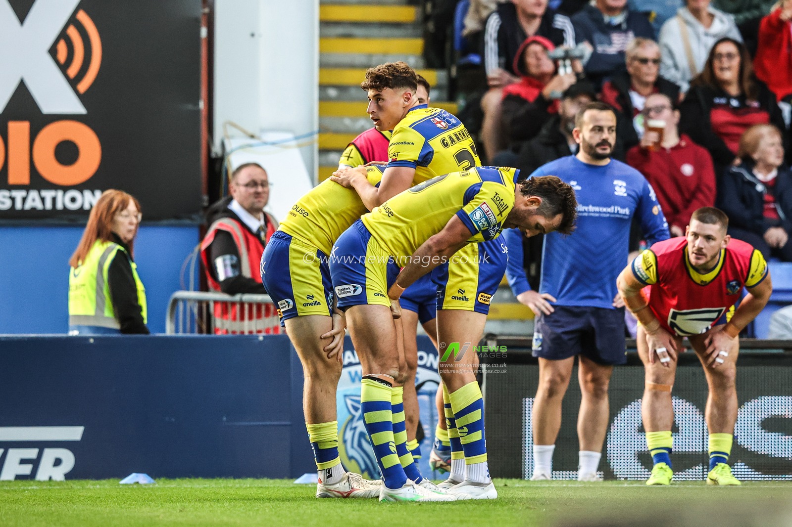 Josh Thewlis of Warrington Wolves celebrates his try during the Betfred Super League round 21 match Warrington Wolves vs Wigan Warriors at Halliwell Jones Stadium, Warrington, United Kingdom, 8th August 2025

(Photo by Alfie Cosgrove/News Images)