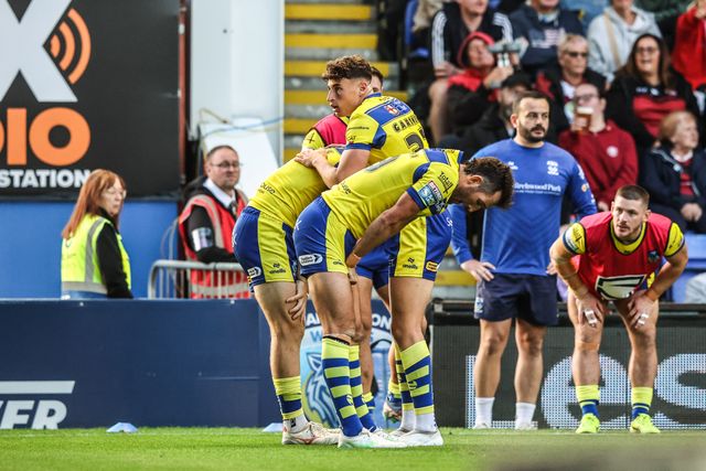 Josh Thewlis of Warrington Wolves celebrates his try during the Betfred Super League round 21 match Warrington Wolves vs Wigan Warriors at Halliwell Jones Stadium, Warrington, United Kingdom, 8th August 2025

(Photo by Alfie Cosgrove/News Images)