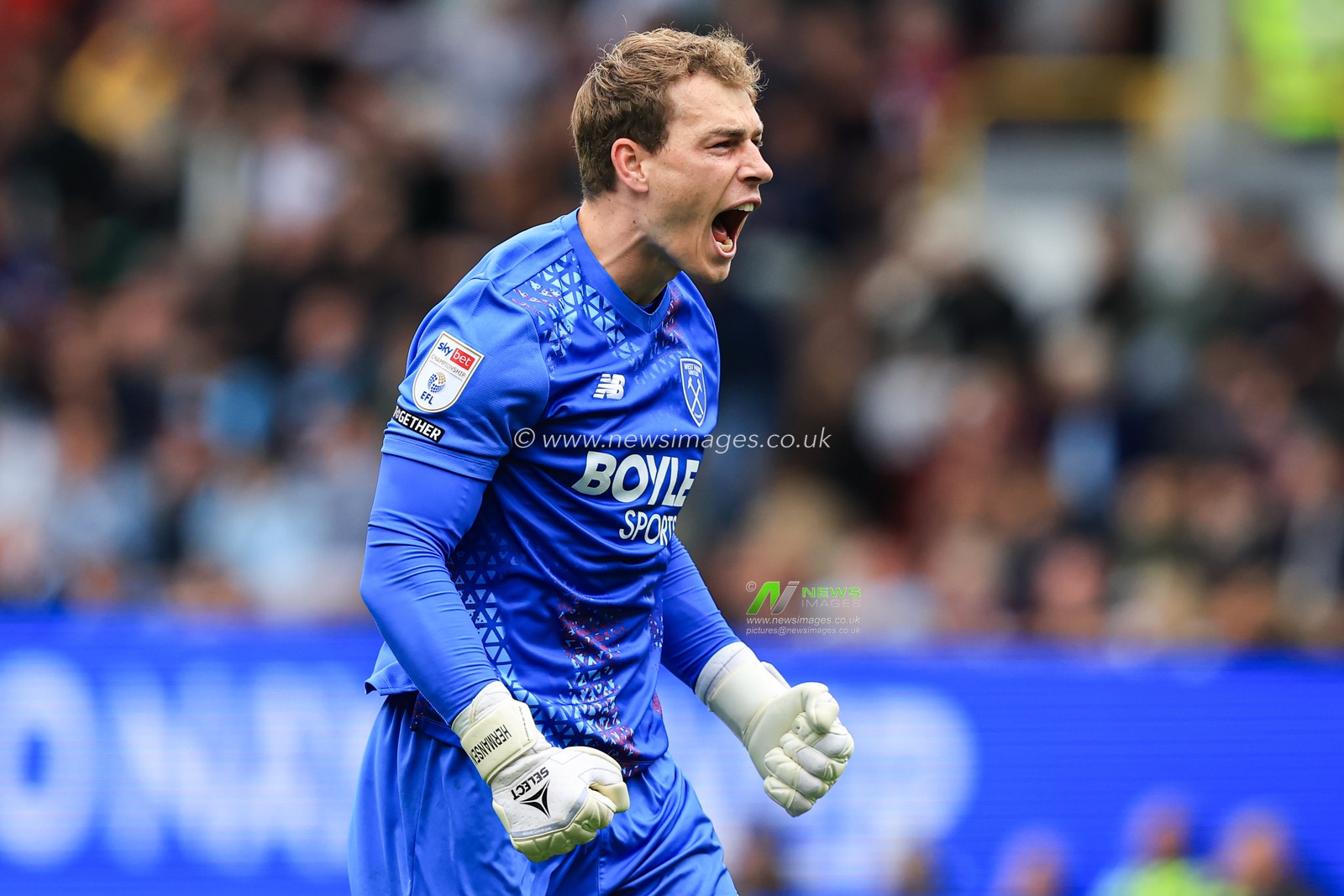 West Ham United goalkeeper Mads Hermansen celebrates Manor Solomon of West Ham United goal to make it 0-2 during the Sky Bet Championship match Burnley vs West Ham United at Turf Moor, Burnley, United Kingdom on 16 August 2026

(Photo by Jorge Horsted/News Images)
