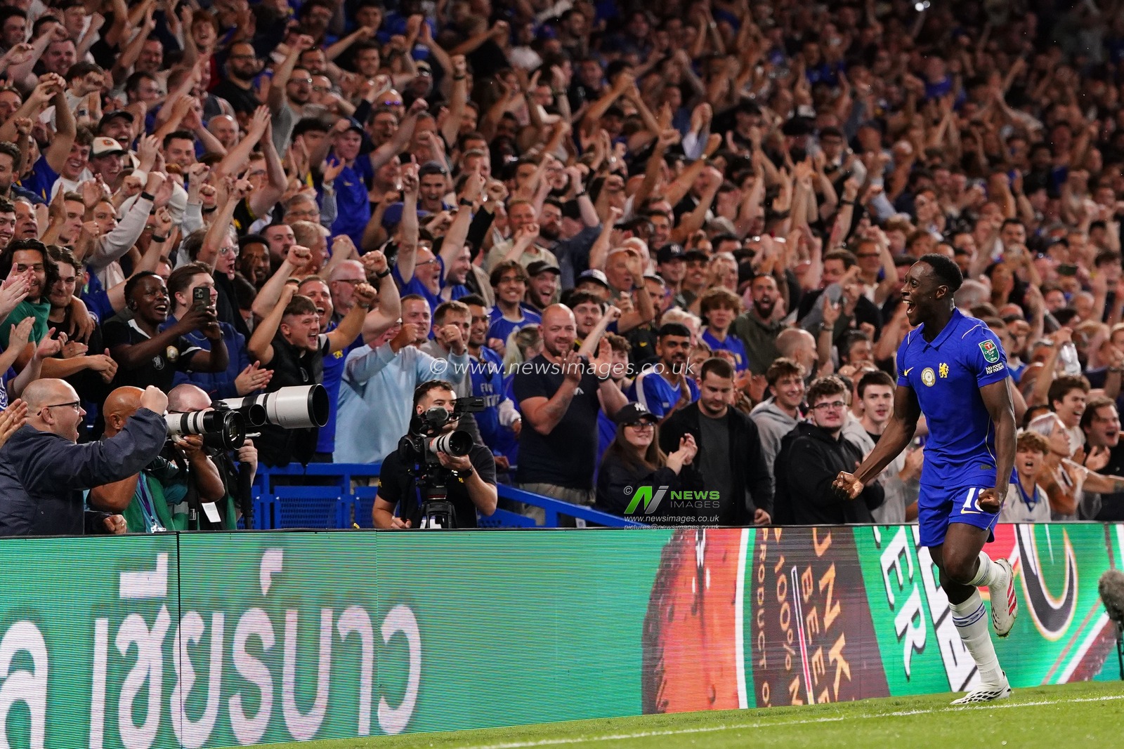 Danny Welbeck of Chelsea celebrates his first goal during the Carabao Cup round 2 match Chelsea vs Luton Town at Stamford Bridge, London, United Kingdom on 27 August 2026

(Photo by Harvey Murphy/News Images)