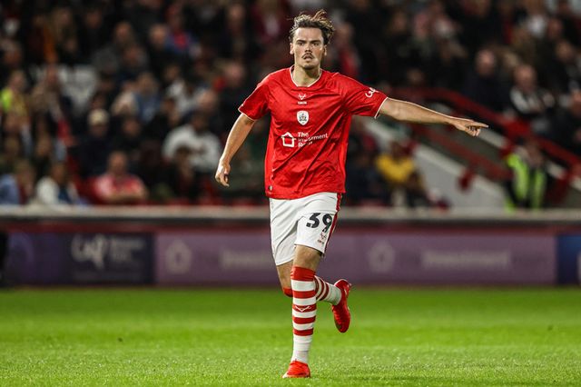 Leo Farrell of Barnsley gives his team instructions during the Sky Bet League One match Barnsley vs Blackpool at Oakwell, Barnsley, United Kingdom on 02 September 2026

(Photo by Alfie Cosgrove/News Images)