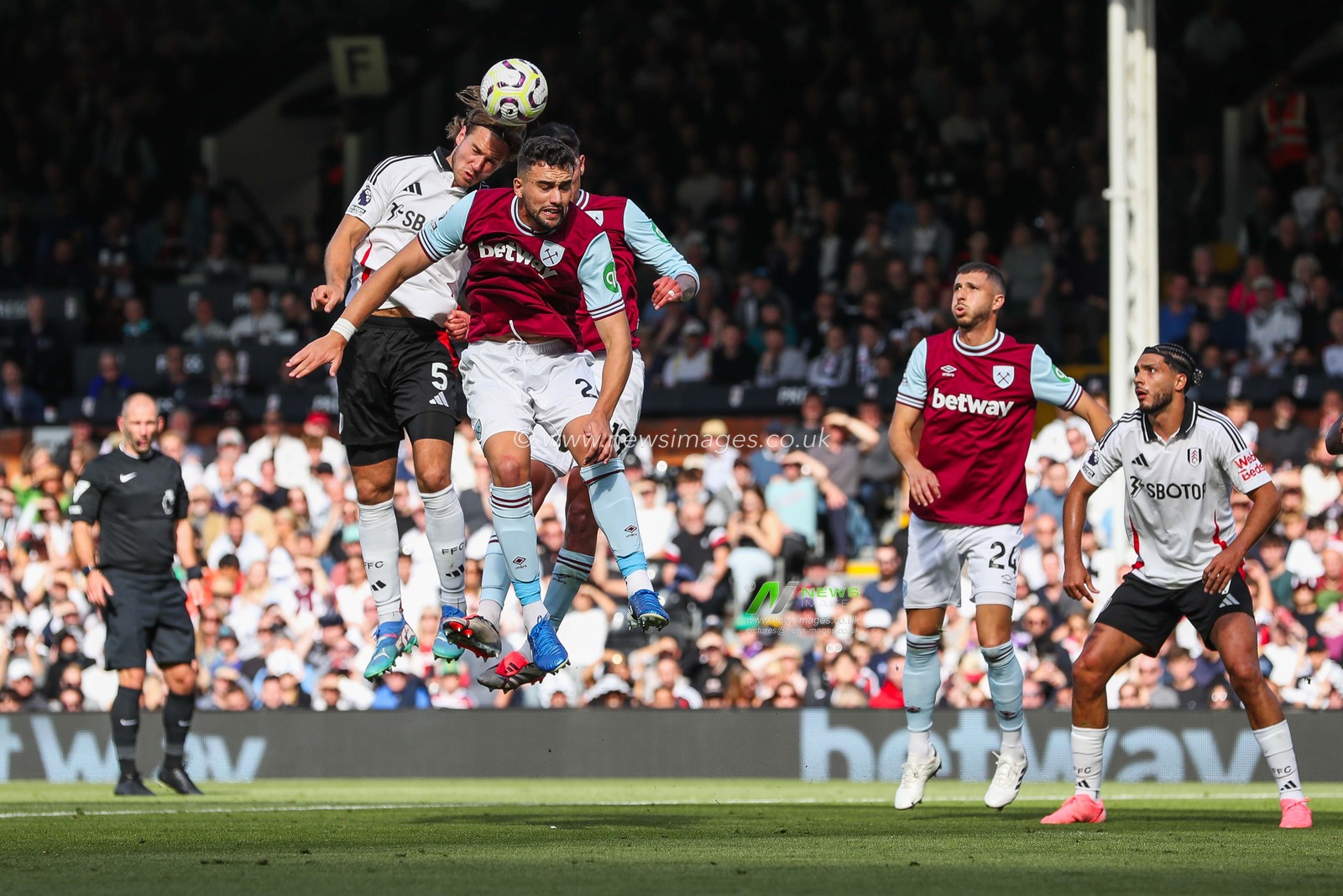 Joachim Andersen of Fulham jumps for the ball with Maximilian Kilman of West Ham United during the Premier League match Fulham vs West Ham United at Craven Cottage, London, United Kingdom, 14th September 2024

(Photo by Izzy Poles/News Images)
