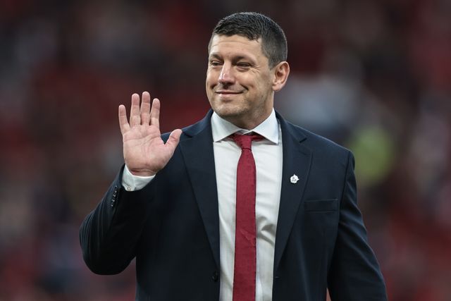 Matt Peet Head Coach of Wigan Warriors waves to the fans during the 2025 Betfred Super League Grand Final Hull KR v Wigan Warriors at Old Trafford, Manchester, United Kingdom, 11th October 2025

(Photo by Mark Cosgrove/News Images)