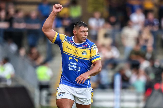 Ryan Hall of Leeds Rhinos gives team mates instructions during the Betfred Super League round 19 match Leeds Rhinos vs Salford Red Devils at Headingley Stadium, Leeds, United Kingdom, 18th July 2025

(Photo by Alfie Cosgrove/News Images)