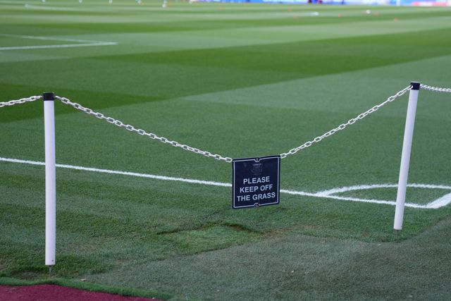 Keep off grass sign at London Stadium ahead of the Emirates FA Cup Quarter-Final match West Ham United vs Leeds United at London Stadium, London, United Kingdom on 04 April 2026

(Photo by Harvey Murphy/News Images)