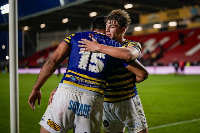 Warrington Wolves players applaud the fans at full time during the Betfred Super League round 14 match St Helens vs Warrington Wolves at The BrewDog Stadium, St Helens, United Kingdom on 11 June 2026

(Photo by Maynard Manyowa/News Images)