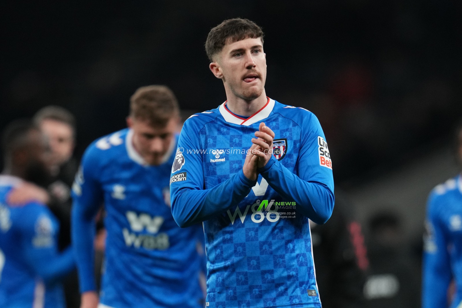 Trai Hume of Sunderland applauds away support at full time during the Premier League match Tottenham Hotspur vs Sunderland at Tottenham Hotspur Stadium, London, United Kingdom, 4th January 2026

(Photo by Harvey Murphy/News Images)

*** GER AUT SUI OUT ***