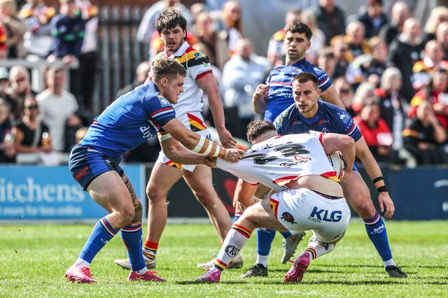 Connor Wynne of Bradford Bulls has his shirt pulled by Cameron Scott of Wakefield Trinity during the Betfred Super League round 8 match Wakefield Trinity vs Bradford Bulls at DIY Kitchens Stadium, Wakefield, United Kingdom on 18 April 2026

(Photo by Alfie Cosgrove/News Images)