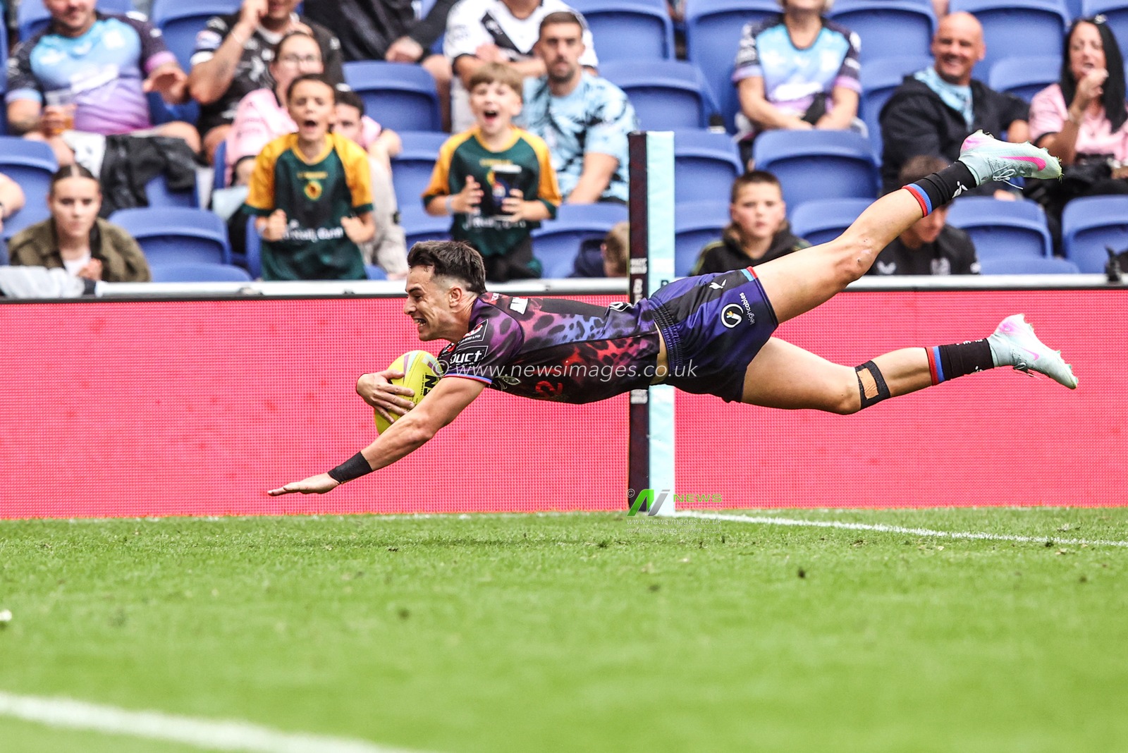 David Armstrong of Leigh Leopards goes over for a try during the Betfred Super League Magic Weekend match Leigh Leopards vs Warrington Wolves at Leigh Sports Village, Leigh, United Kingdom on 04 July 2026

(Photo by Alfie Cosgrove/News Images)