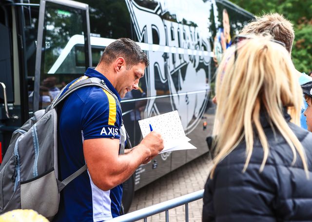 Ryan Hall  of Leeds Rhinos signs a card for a fan during the Betfred Super League Round 24 match Hull FC vs Leeds Rhinos at MKM Stadium, Hull, United Kingdom, 30th August 2025

(Photo by Richard Bierton/News Images)