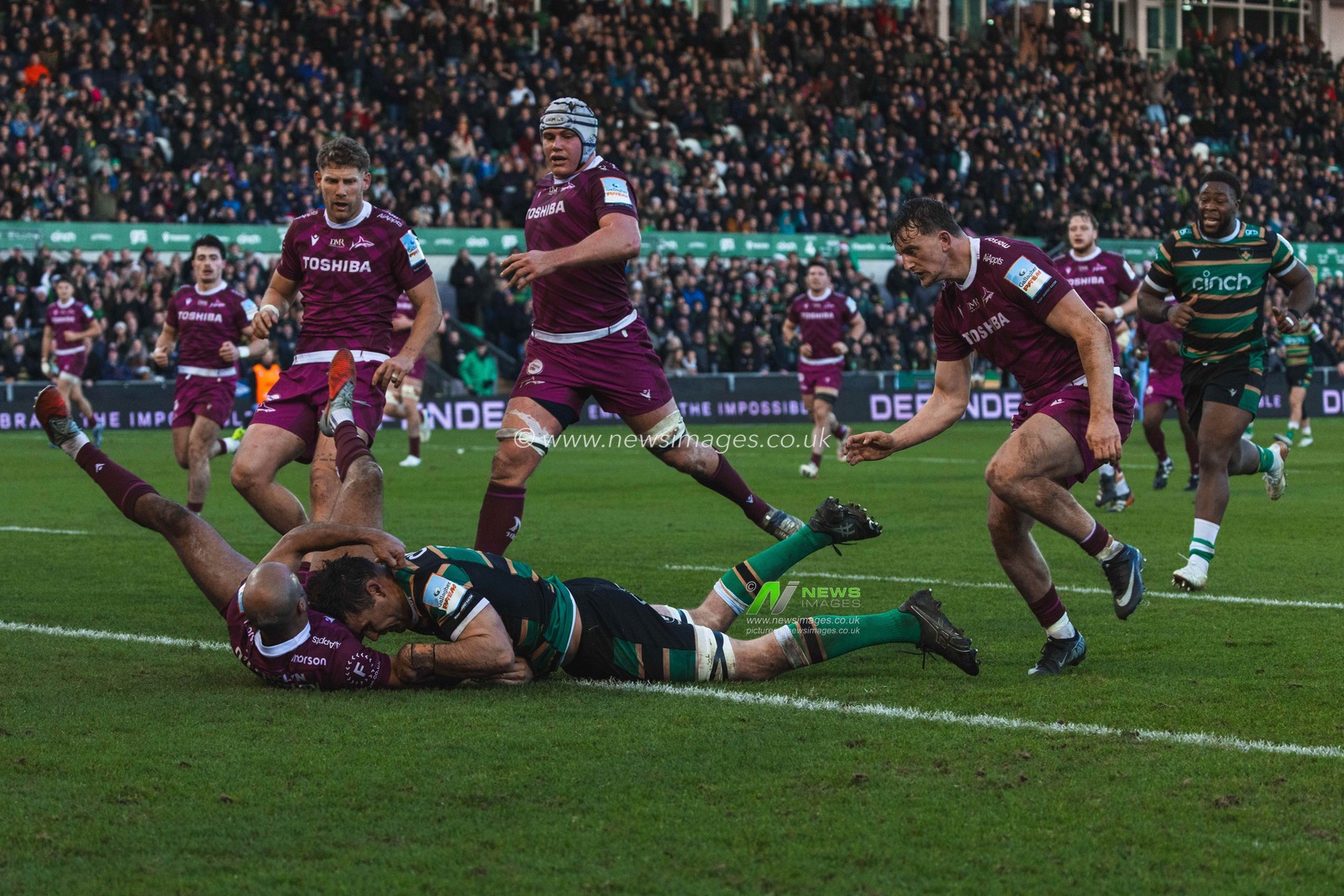 Josh Kemeny of Northampton Saints dives over for Saints bonus point try during the Gallagher Premiership match Northampton Saints vs Sale Sharks at Cinch Stadium at Franklin's Gardens, Northampton, United Kingdom, 20th December 2025

(Photo by Craig Evans/News Images)

*** GER AUT SUI OUT ***