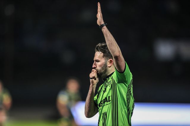 Referee Liam Moore gives instructions during the Betfred Super League round 7 match Bradford Bulls vs Leeds Rhinos at Odsal Stadium, Bradford, United Kingdom on 03 April 2026

(Photo by Alfie Cosgrove/News Images)