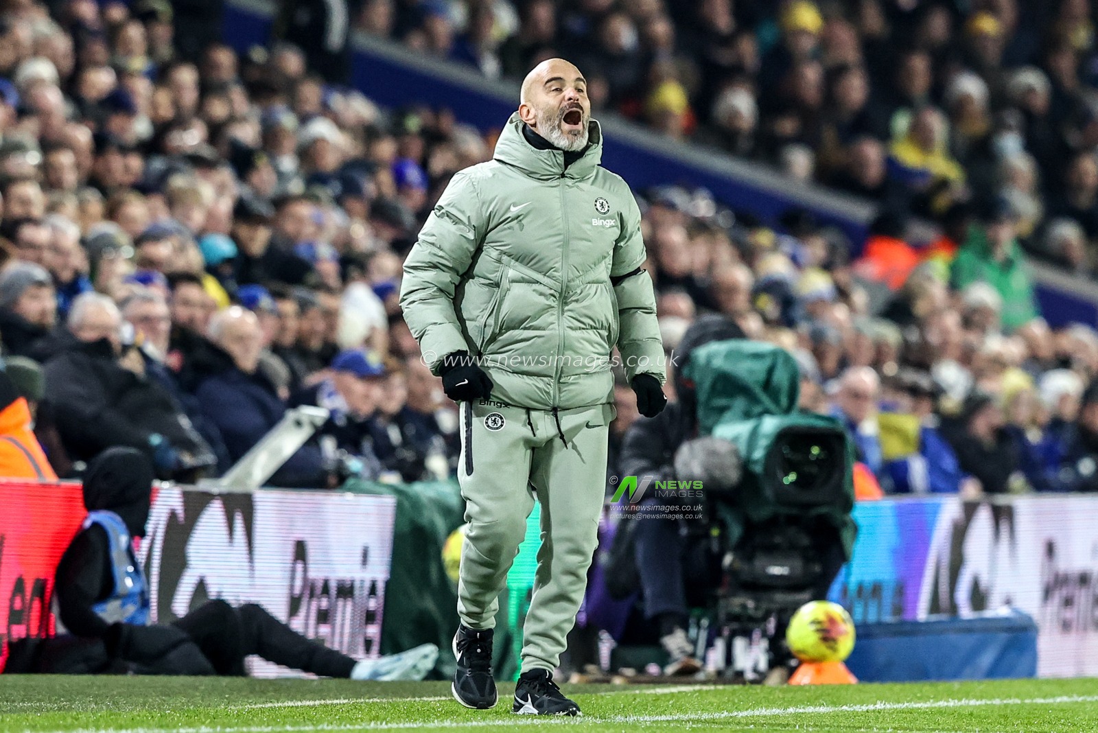 Enzo Maresca manager of Chelsea gives his team instructions during the Premier League match Leeds United vs Chelsea at Elland Road, Leeds, United Kingdom, 3rd December 2025

(Photo by Alfie Cosgrove/News Images)

*** GER AUT SUI OUT ***