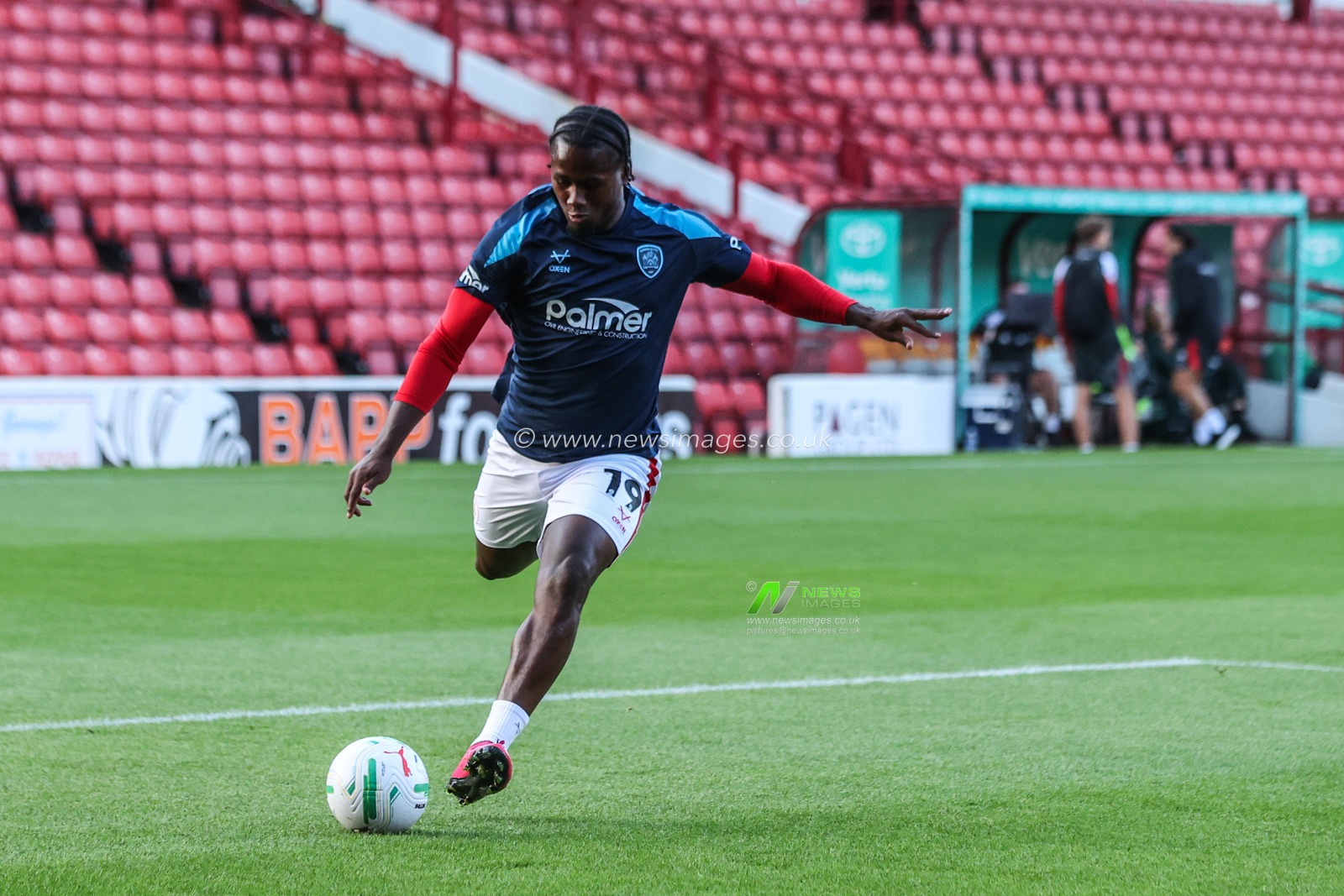 Reyes Cleary of Barnsley in the pregame warmup session during the Carabao Cup round 2 match Barnsley vs Crewe Alexandra at Oakwell, Barnsley, United Kingdom on 25 August 2026

(Photo by Alfie Cosgrove/News Images)