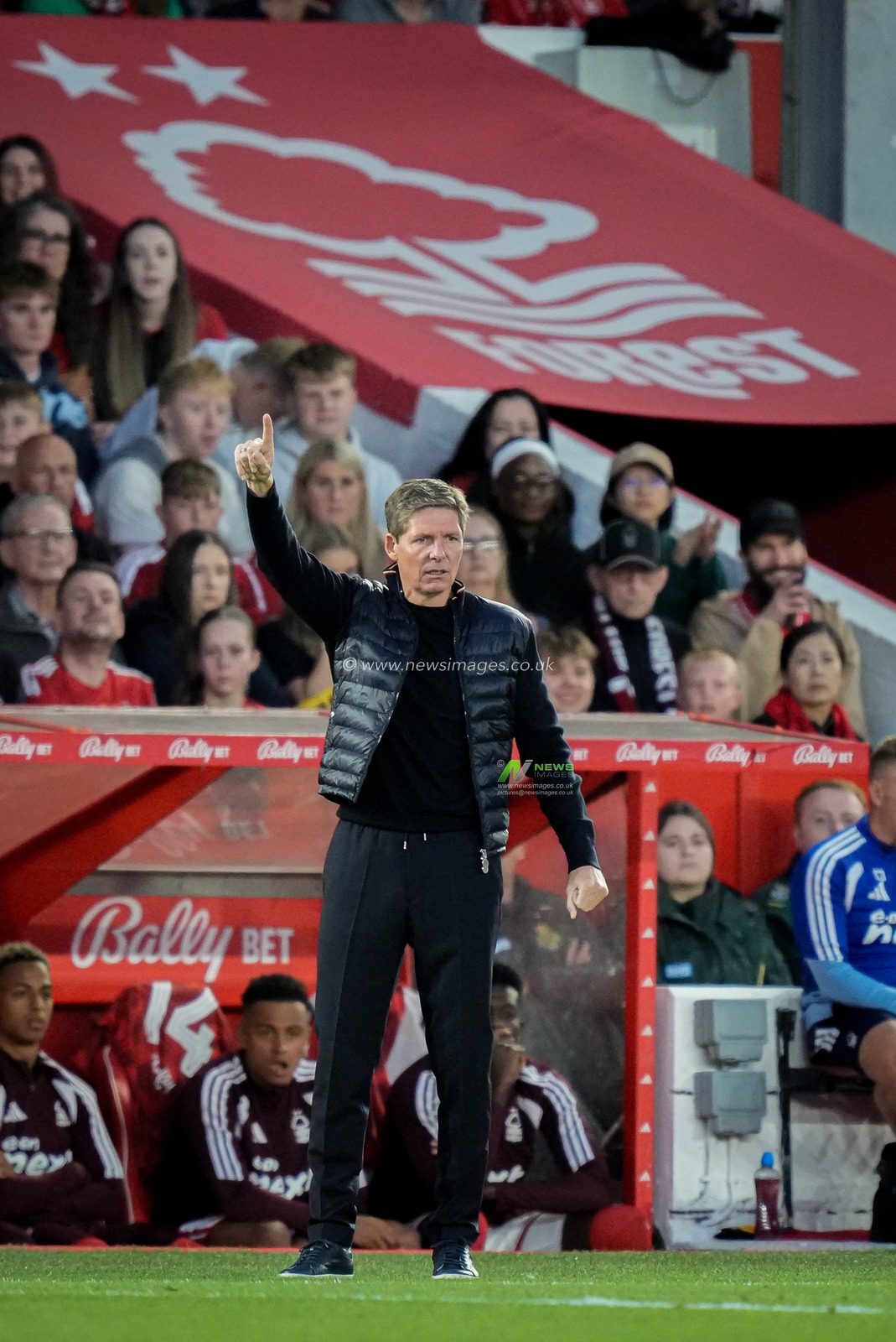Nottingham Forest manager Oliver Glasner gives his team instructions  during the Carabao Cup round 2 match Nottingham Forest vs Leeds Rhinos at City Ground, Nottingham, United Kingdom on 25 August 2026

(Photo by Maynard Manyowa/News Images)
