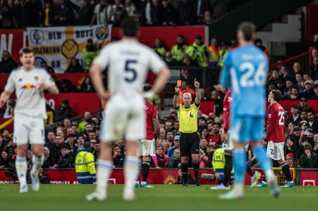Referee Paul Tierney gives a red card to Lisandro Martinez of Manchester United during the Premier League match Manchester United vs Leeds United at Old Trafford, Manchester, United Kingdom on 13 April 2026

(Photo by Mark Cosgrove/News Images)