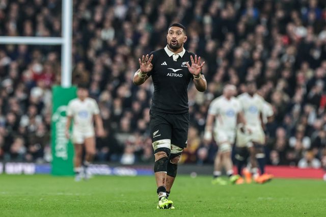 Ardie Savea of New Zealand gives team mates instructions during the Quilter Nations Series 2025 match England vs New Zealand at Allianz Stadium, Twickenham, United Kingdom, 15th November 2025

(Photo by Mark Cosgrove/News Images)

*** GER AUT SUI OUT ***