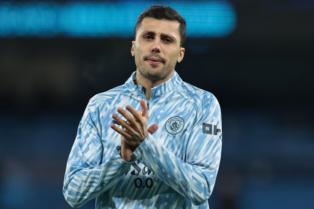 Rodrigo of Manchester City applauds the fans in the pregame warmup session during the Premier League match Manchester City vs Chelsea at Etihad Stadium, Manchester, United Kingdom, 4th January 2026

(Photo by Mark Cosgrove/News Images)

*** GER AUT SUI OUT ***