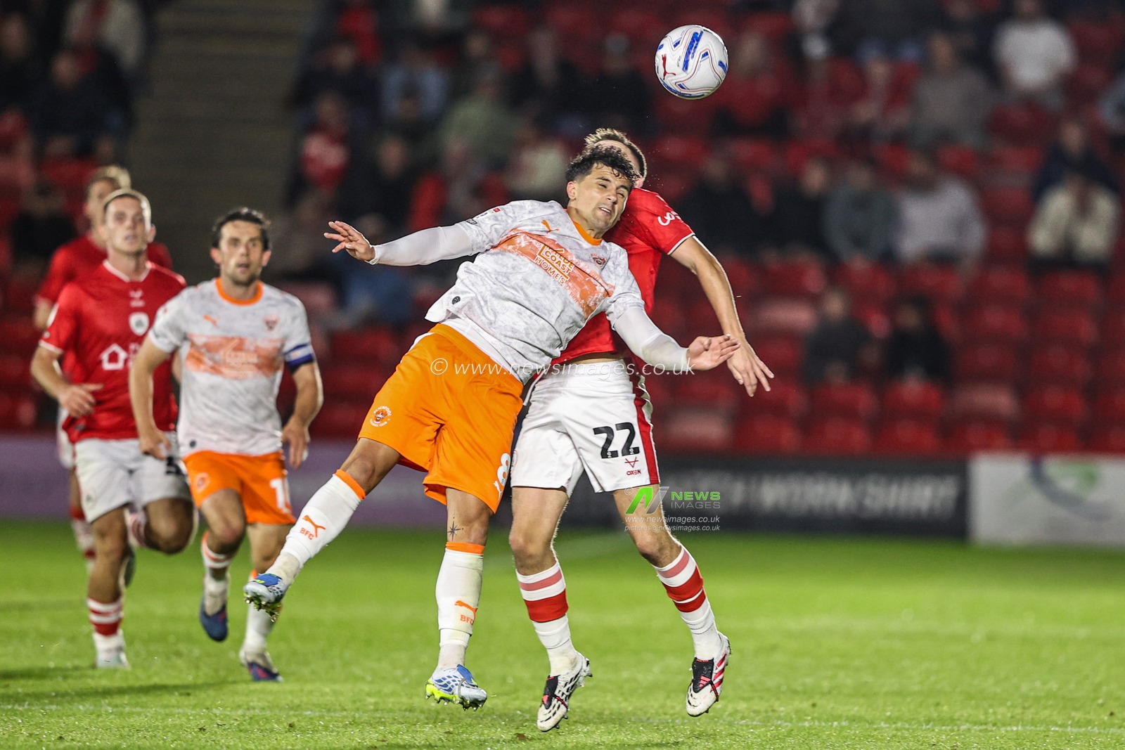 Albie Morgan of Blackpool jumps up to win the high ball Patrick Kelly of Barnsley during the Sky Bet League One match Barnsley vs Blackpool at Oakwell, Barnsley, United Kingdom on 02 September 2026

(Photo by Alfie Cosgrove/News Images)