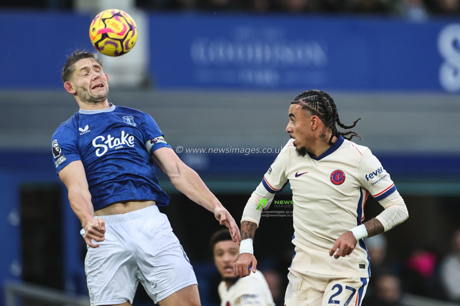 James Tarkowski of Everton wins the high ball during the Premier League match Everton vs Chelsea at Goodison Park, Liverpool, United Kingdom, 22nd December 2024

(Photo by Mark Cosgrove/News Images)