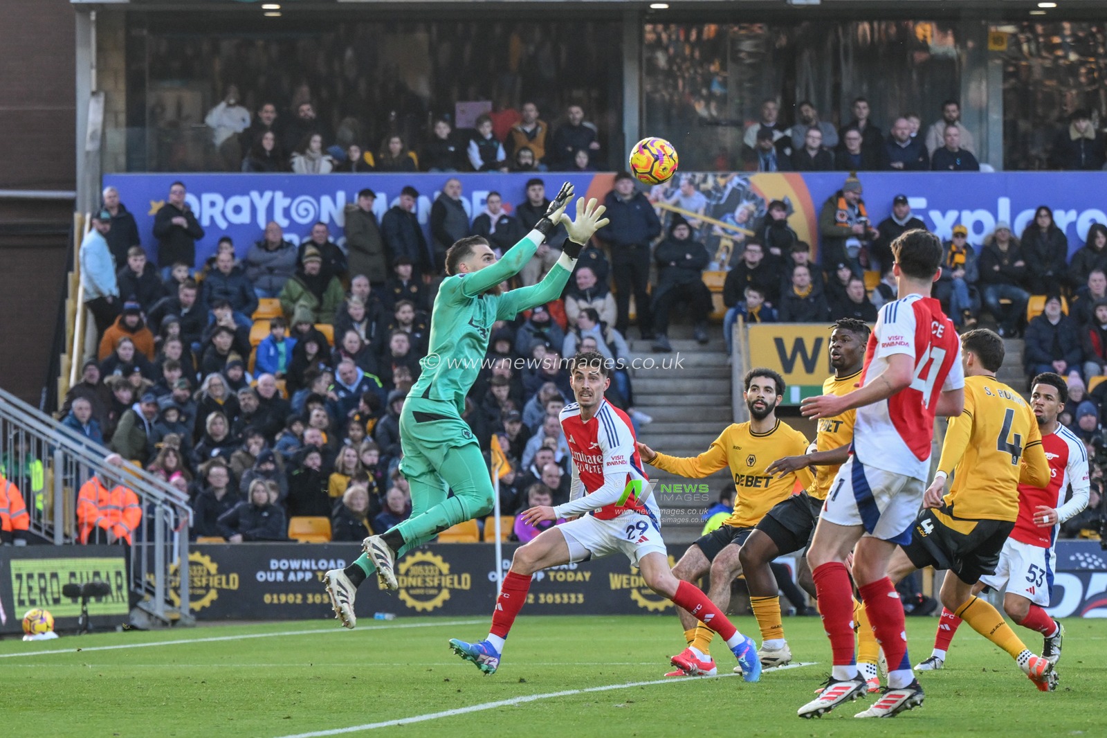JosÃ© SÃ¡ of Wolverhampton Wanderers claims a cross during the Premier League match Wolverhampton Wanderers vs Arsenal at Molineux, Wolverhampton, United Kingdom, 25th January 2025

(Photo by Craig Thomas/News Images)