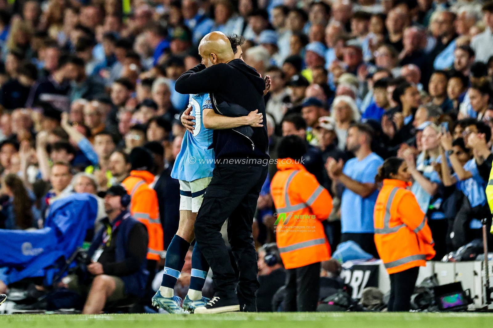 Bernardo Silva of Manchester City hugs Pep Guardiola during the Premier League match Manchester City vs Bournemouth at Etihad Stadium, Manchester, United Kingdom, 20th May 2025

(Photo by Mark Cosgrove/News Images)