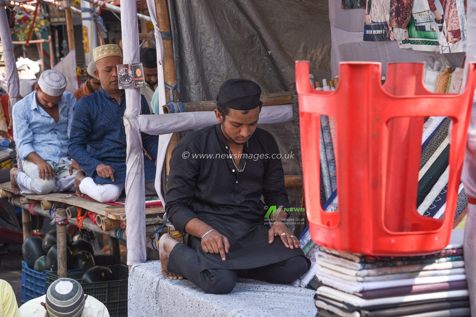 Indian Muslim devotees offer their last Friday noon prayers on the street during the Islamic holy fasting month of Ramadan in Kolkata,West Bengal State,India March 28,2025,Pictures by Debajyoti Chakraborty(Photo: Debajyoti Chakraborty/News Images)