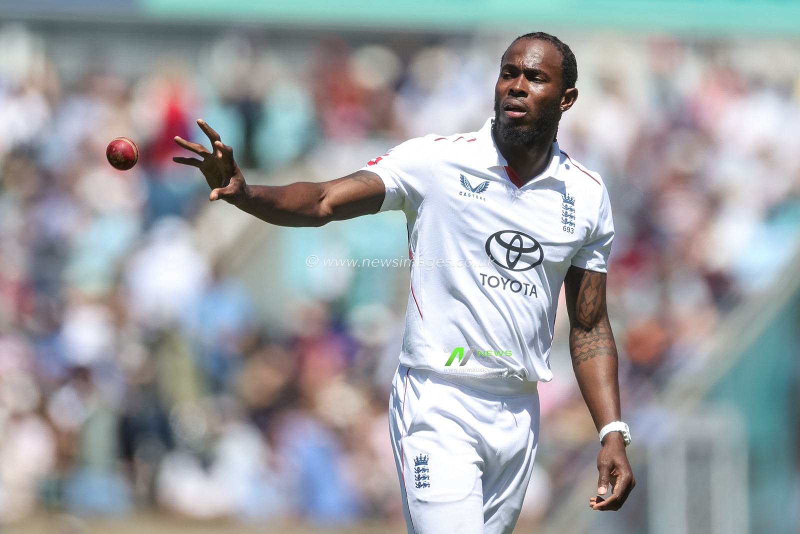 Jofra Archer of England receives the ball during the 2nd Rothesay Test Match Day 1 match England vs New Zealand at The Kia Oval, London, United Kingdom on 17 June 2026

(Photo by Mark Cosgrove/News Images)