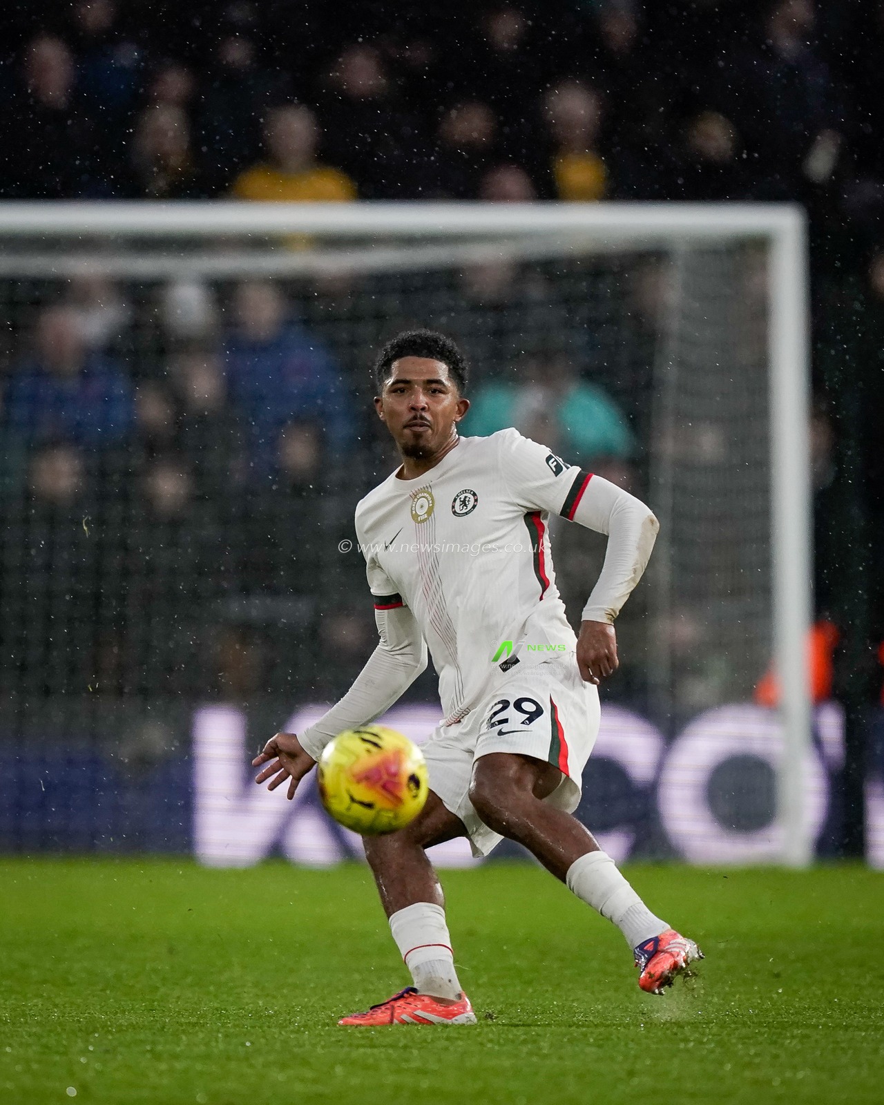 Wesley Fofana of Chelsea makes a run with the ball  during the Premier League match Wolverhampton Wanderers vs Chelsea at Molineux, Wolverhampton, United Kingdom on 07 February 2026

(Photo by Maynard Manyowa/News Images)