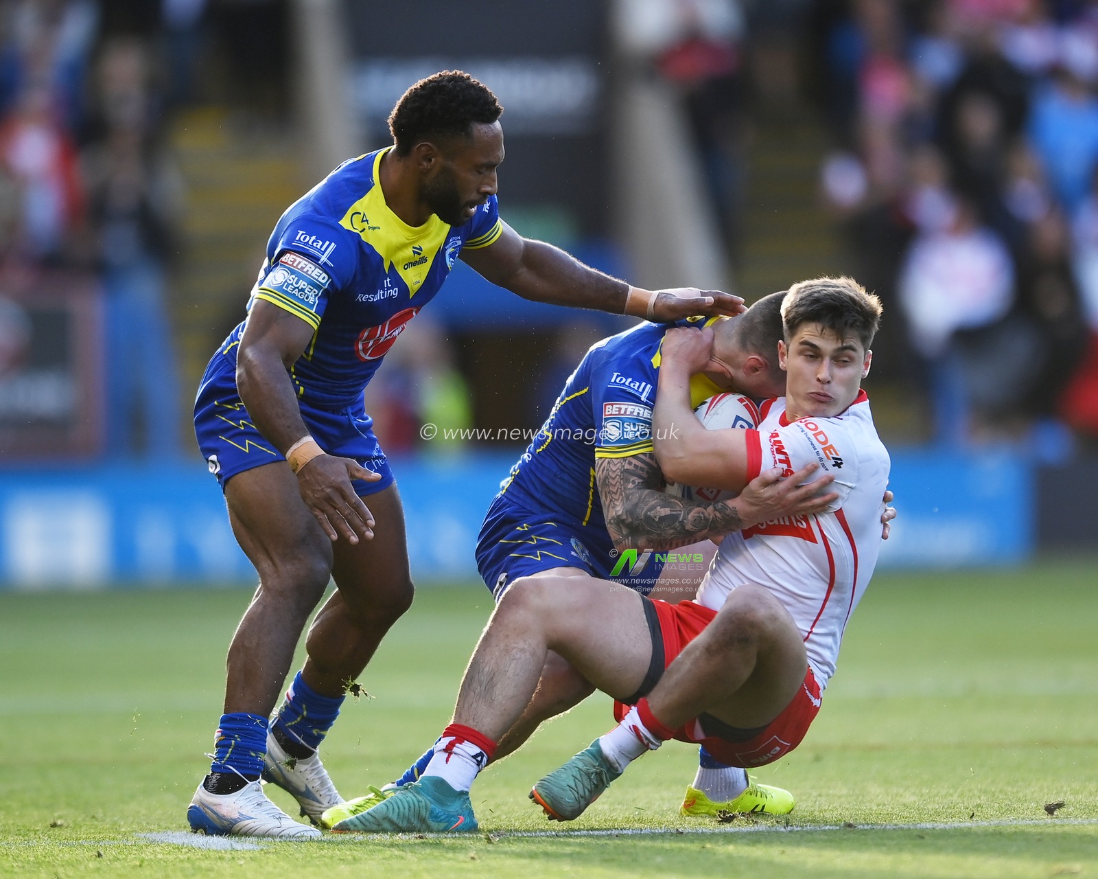 Mark Percival of St. Helens is challenged by Matt Dufty of Warrington Wolves during the Betfred Super League play-off Eliminator 2 Warrington Wolves v St Helens at Halliwell Jones Stadium, Warrington, United Kingdom, 28th September 2024

(Photo by Ben Roberts/News Images)