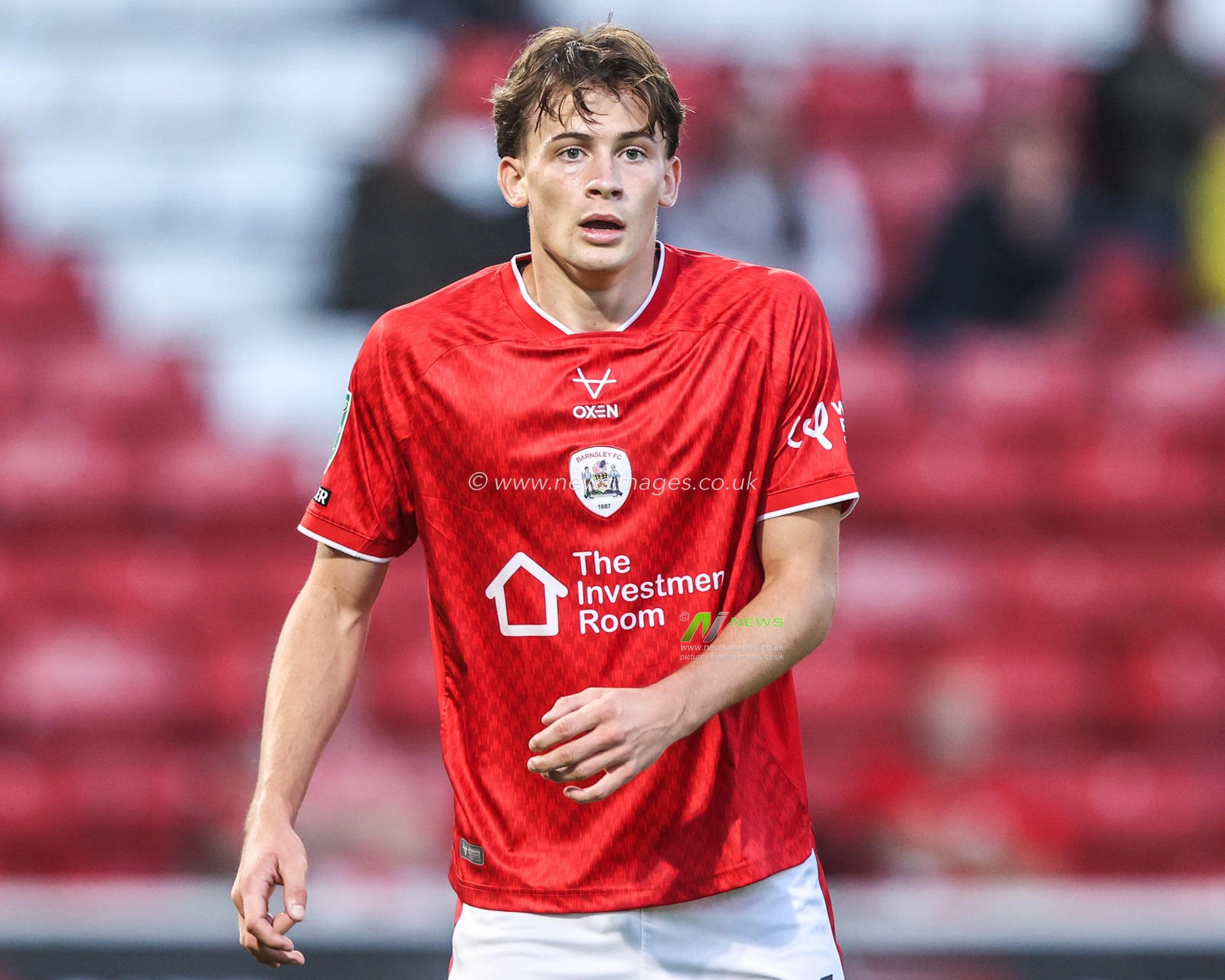 Luke Alker of Barnsley during the Carabao Cup round 2 match Barnsley vs Crewe Alexandra at Oakwell, Barnsley, United Kingdom on 25 August 2026

(Photo by Alfie Cosgrove/News Images)