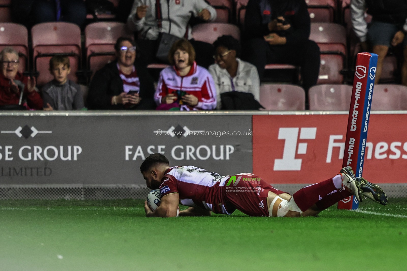 Abbas Miski of Wigan Warriors goes over for a try to make it 38-0 during the Betfred Super League Round 26 match Wigan Warriors vs Castleford Tigers at The Brick Community Stadium, Wigan, United Kingdom, 12th September 2025

(Photo by Alfie Cosgrove/News Images)
